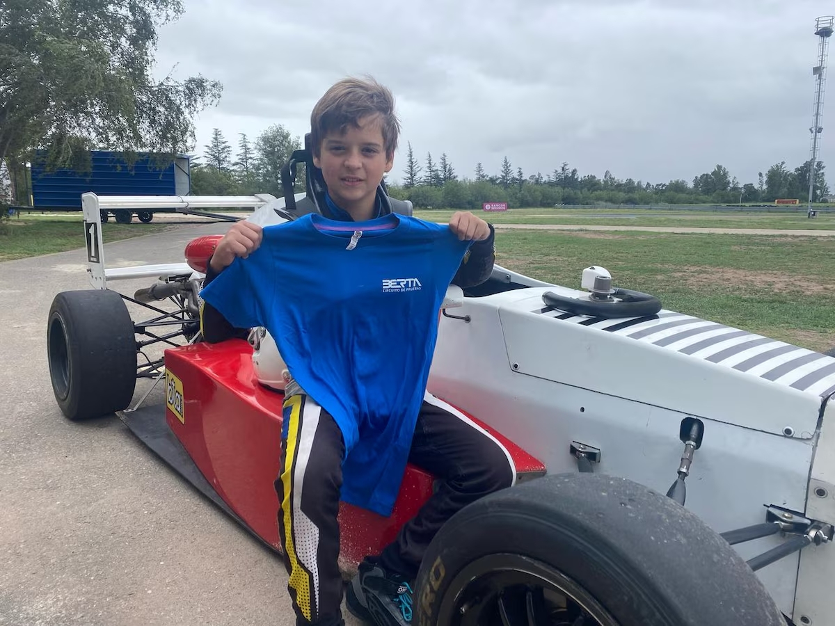 Es argentino, probó un auto de carrera con 11 años y con 13 hizo dos podios en los Estados Unidos: “Causó sensación”