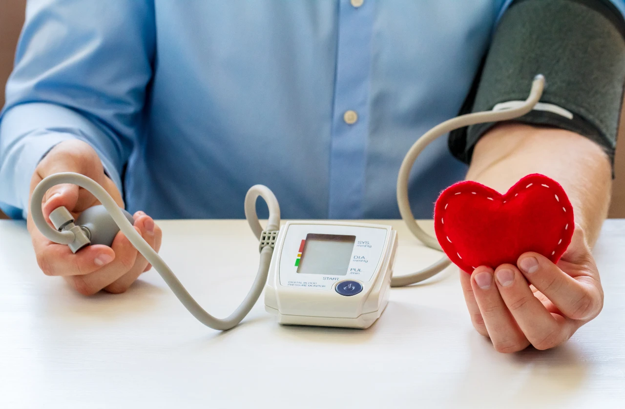 Presión arterial: cuál es el valor considerado normal y por qué varía en personas con hipertensión