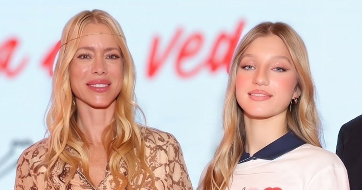 Allegra Cubero debutó como modelo en una pasarela solidaria y Nicole Neumann la aplaudió desde la primera fila