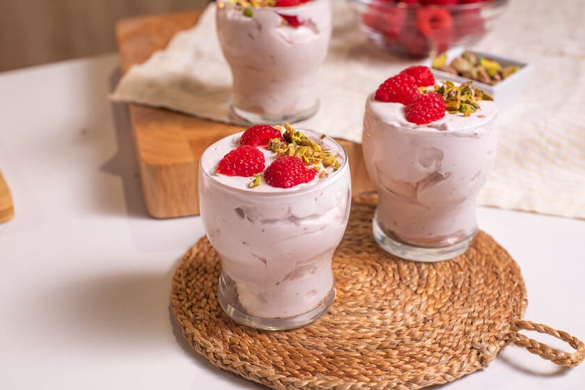 Una mousse de frambuesas sin huevo que se arma en 15 minutos y se luce sola en la heladera