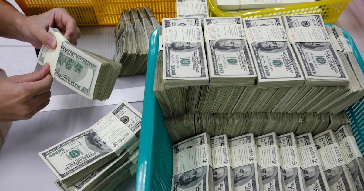Jueves de movimientos cruzados: el dólar oficial subió en el Banco Nación y el blue retrocedió en la misma proporción