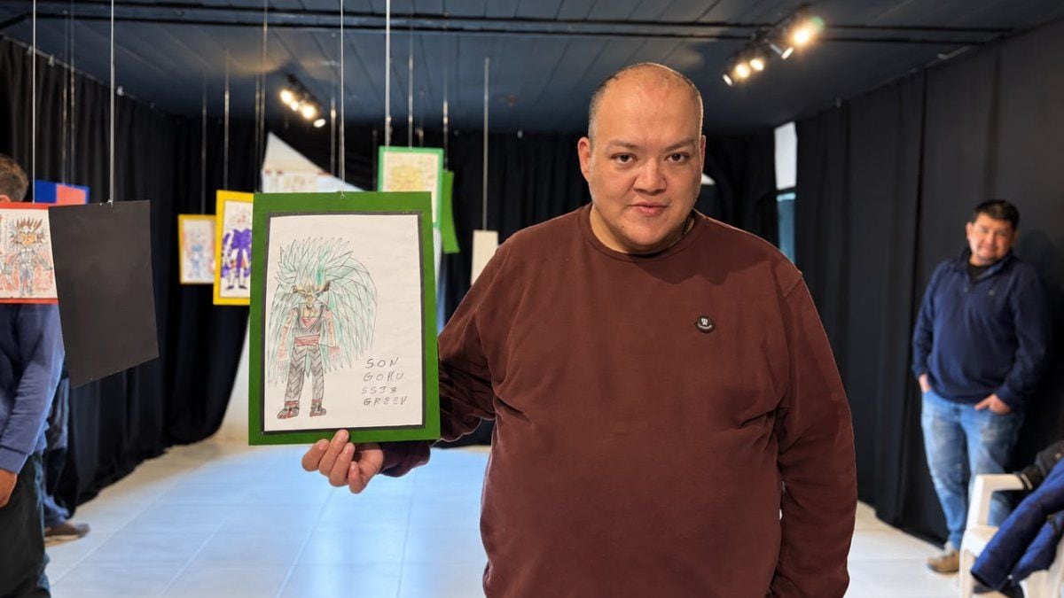 Daniel y los dibujos que finalmente salieron del placard: una muestra en Aluminé que lo cambió todo
