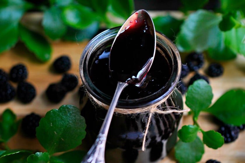 Mermelada casera de moras y manzana: la receta para reinventar el desayuno de la mesa familiar