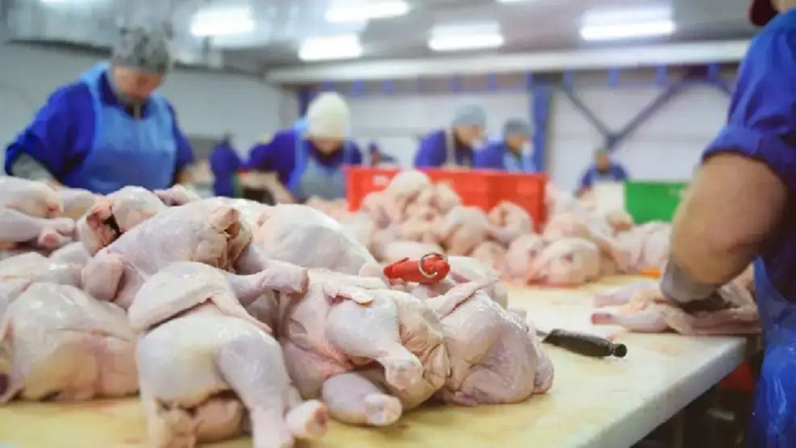 Por primera vez, el pollo se sentó en la mesa donde siempre mandó la carne vacuna