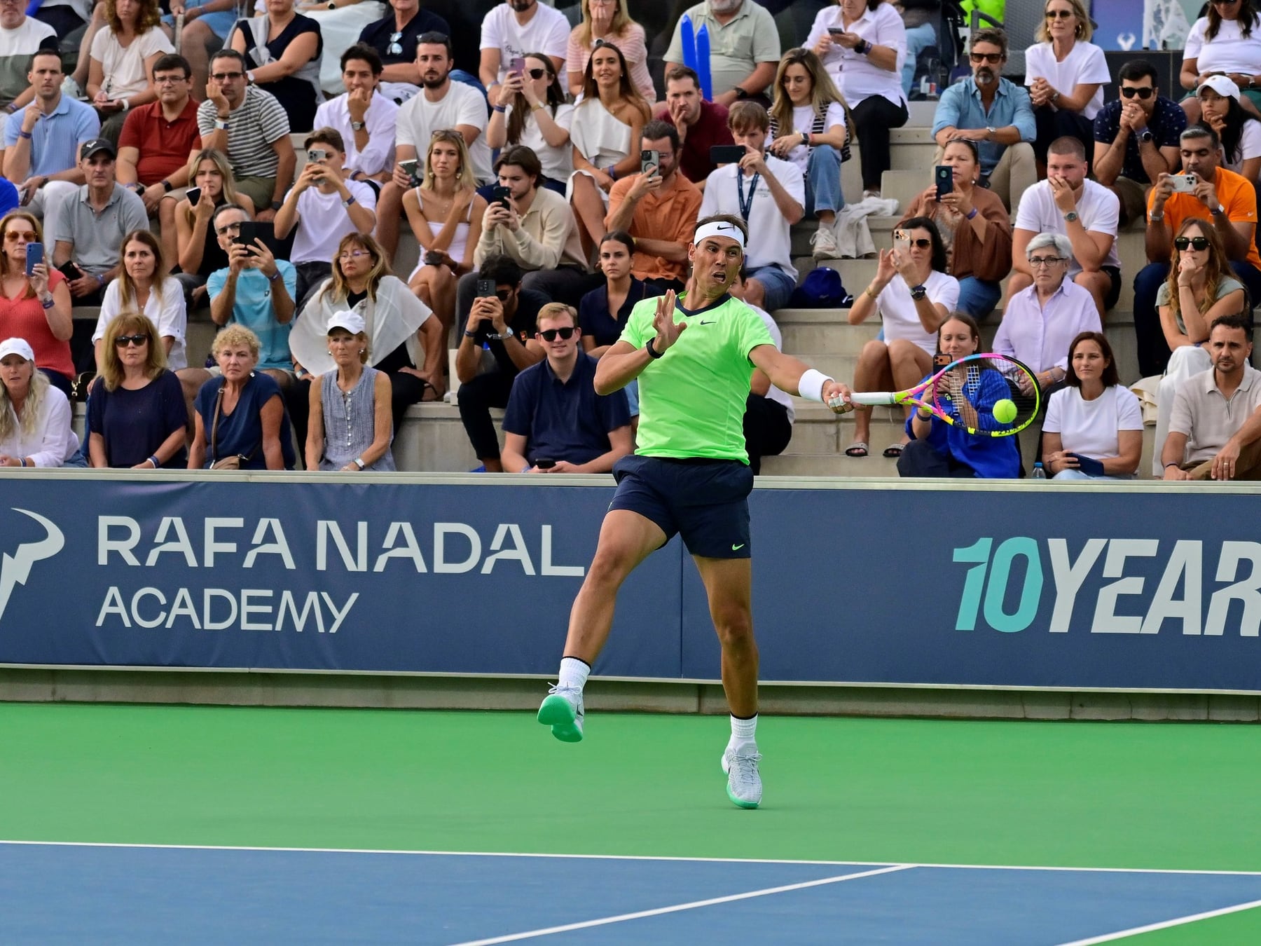 Nadal volvió a empuñar la raqueta: ganó con Moyá y se rió de su propio estado físico