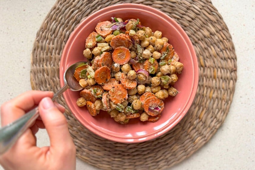 Una ensalada templada que se cocina al horno: garbanzos, zanahoria y la cremosidad del tahini