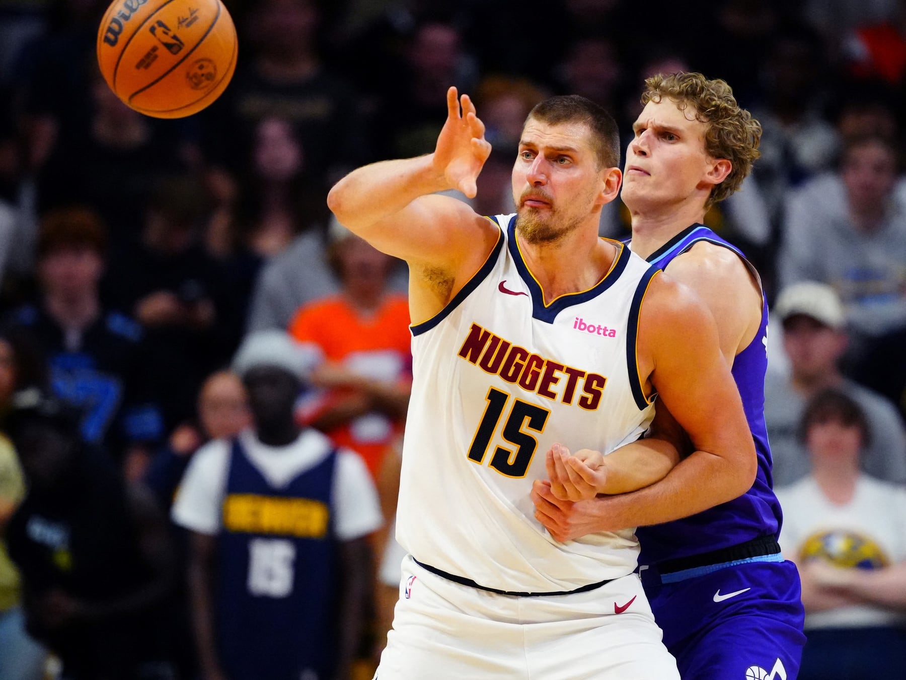 Jokic hizo de mago y el Nuggets arrancó la pretemporada perdiendo en Utah