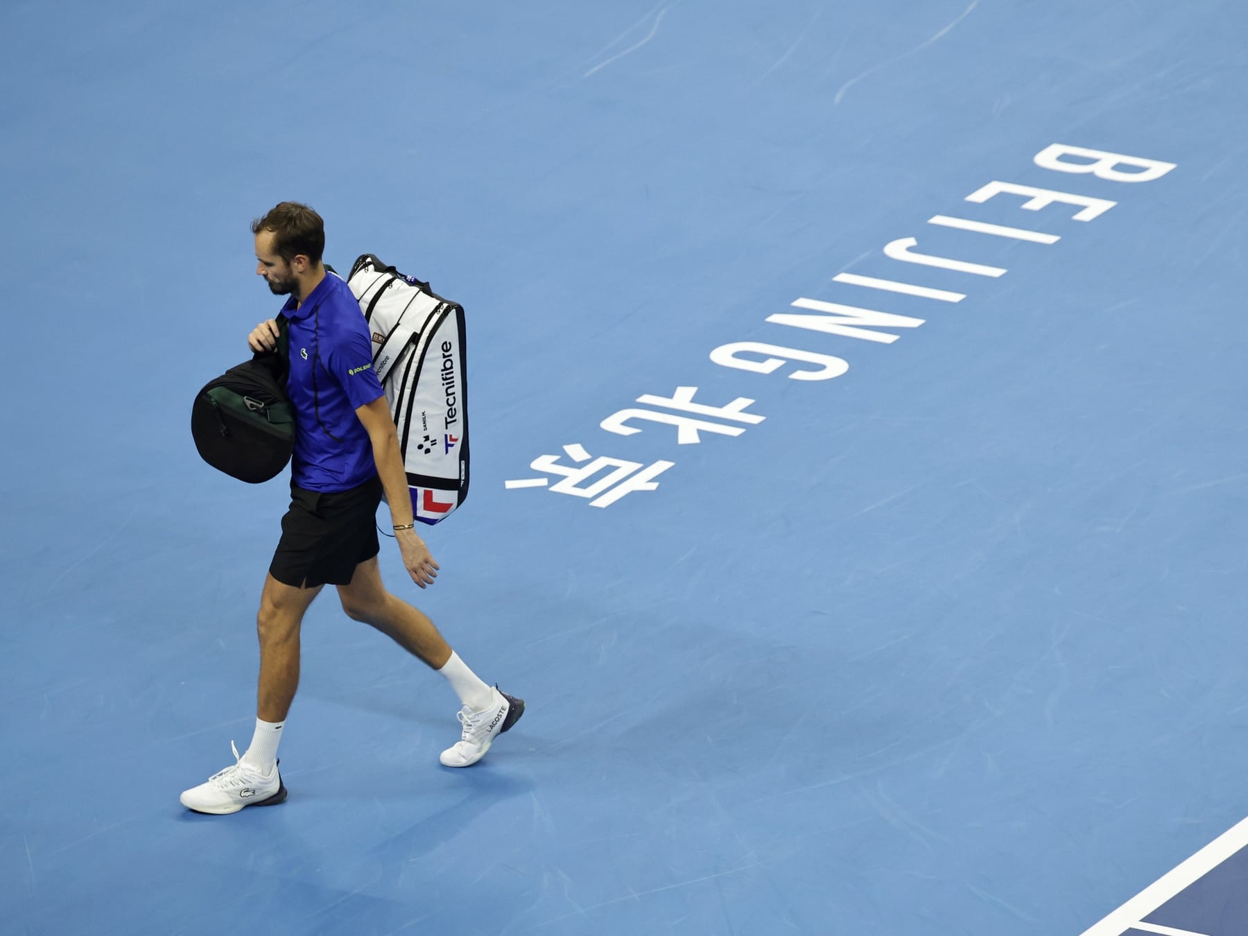Medvedev se quedó afuera de Pekín por una pelota que viajó a la tribuna y Djokovic se metió en la final