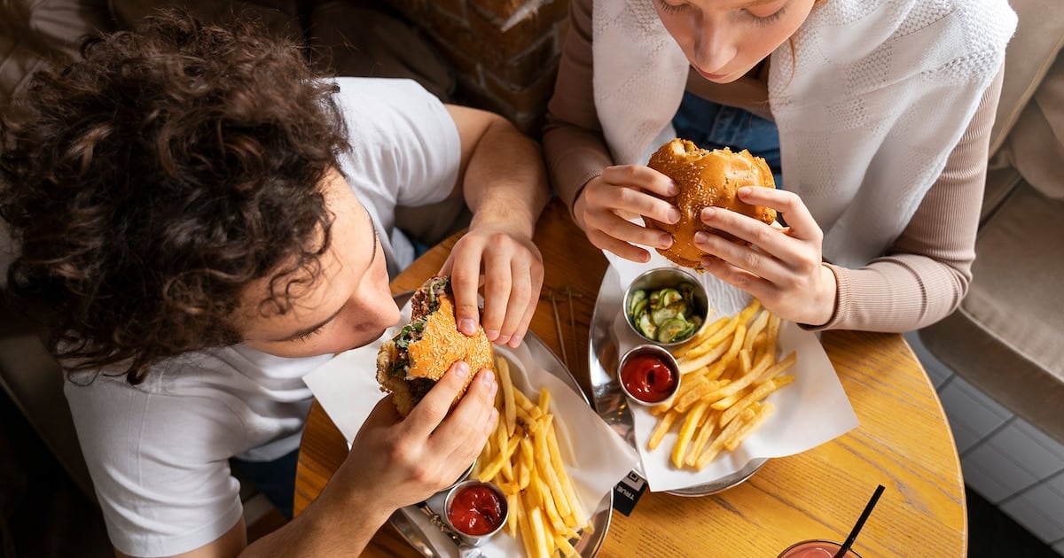 La comida ultraprocesada que probaron 57 adultos y que cambió lo que cuenta la balanza hormonal