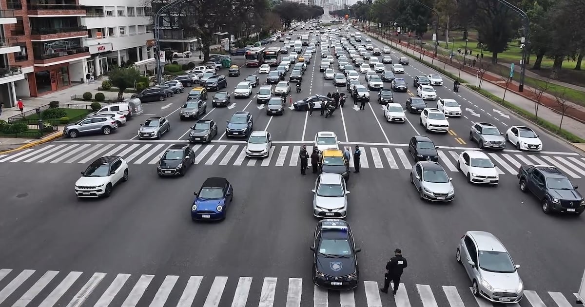 Dos siniestros múltiples en la Ciudad: un taxista de 87 años y una mujer, los heridos