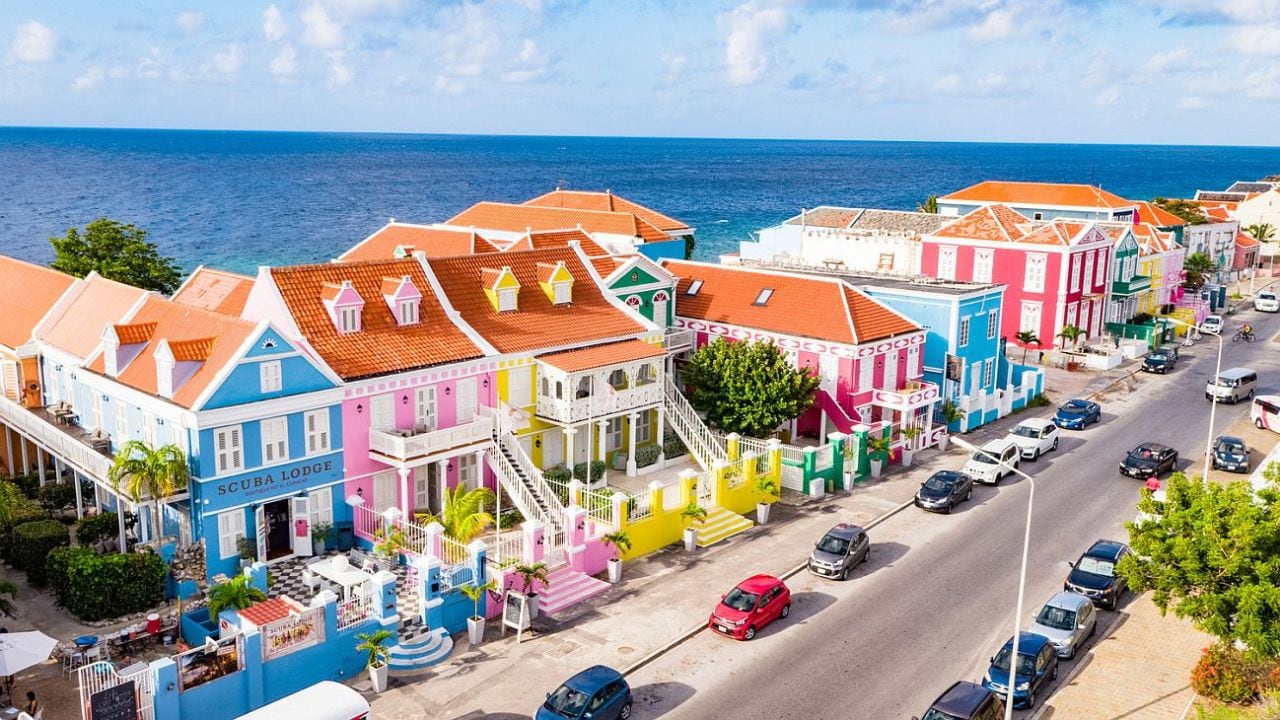 Curazao, la isla que se recorre entre calas, buggy y buildings pintoneados
