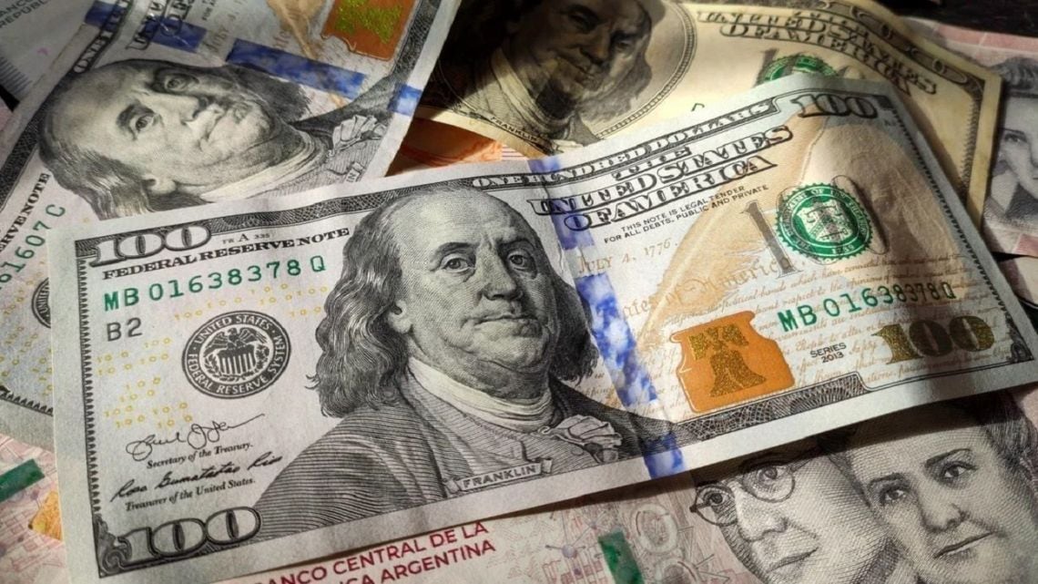 El blue se alineó con el oficial y perforó los $1.555: qué cambió en la quinta rueda cambiaria