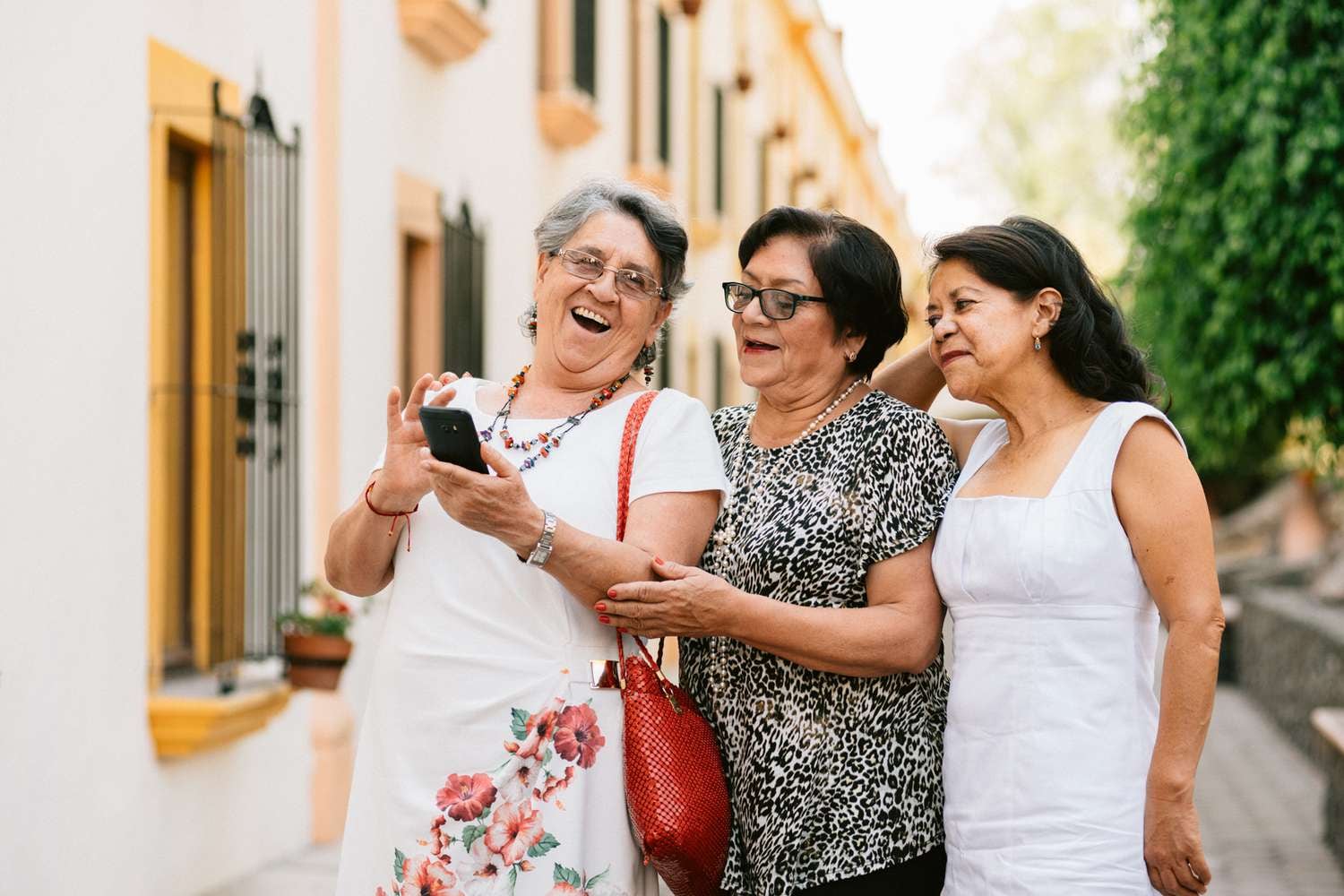 A los 85 años y con casi 50 países en la valija: la historia de dos amigas texanas que planean seguir viajando juntas