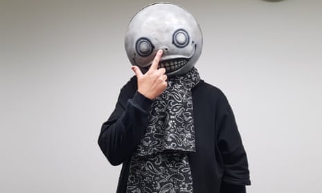 Yoko Taro, el hombre de la máscara: “no tengo ganas de trabajar, pero le tengo miedo a la demencia”