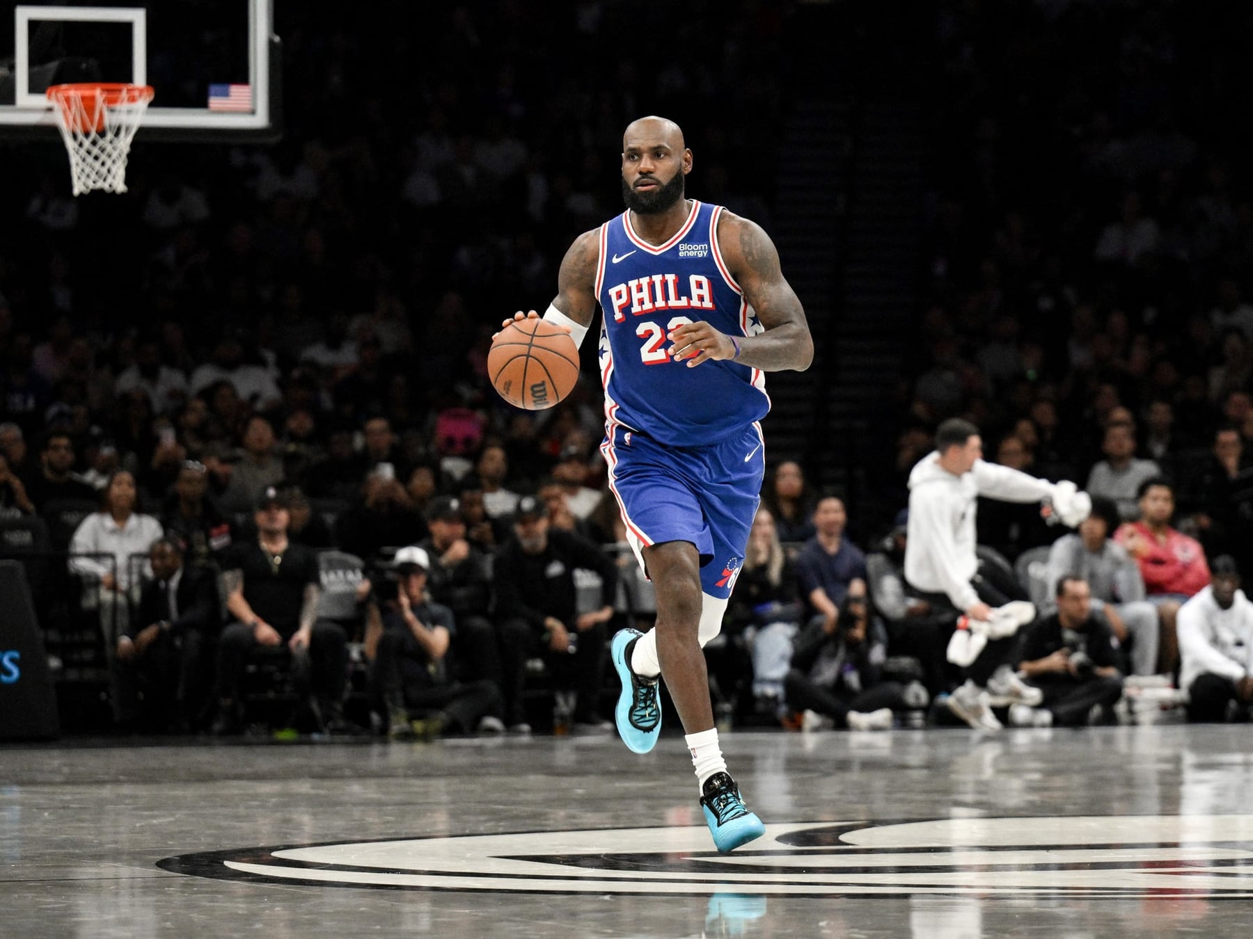 LeBron se puso la 23 de los Sixers y Brooklyn le aguó la fiesta en el primer ensayo