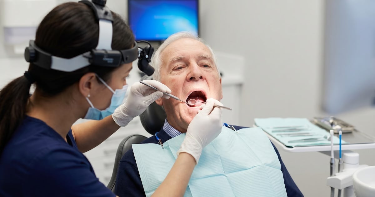 La dentadura que se pierde y la mente que se apaga: qué revela la evidencia sobre adultos mayores