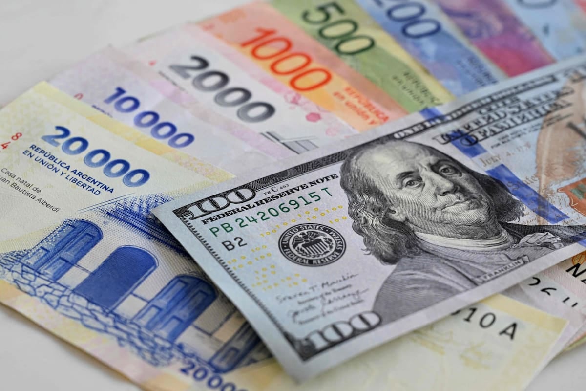 Argentina se abarató en dólares por segundo mes seguido, pero la ropa y los restaurantes siguen liderando los sobrecostos en la región