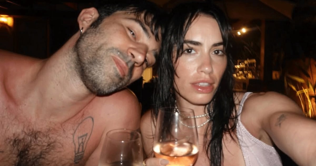 Lali sopló las 35 en una cama de hotel en Río, rodeada de cámaras y de un video viral con coros africanos