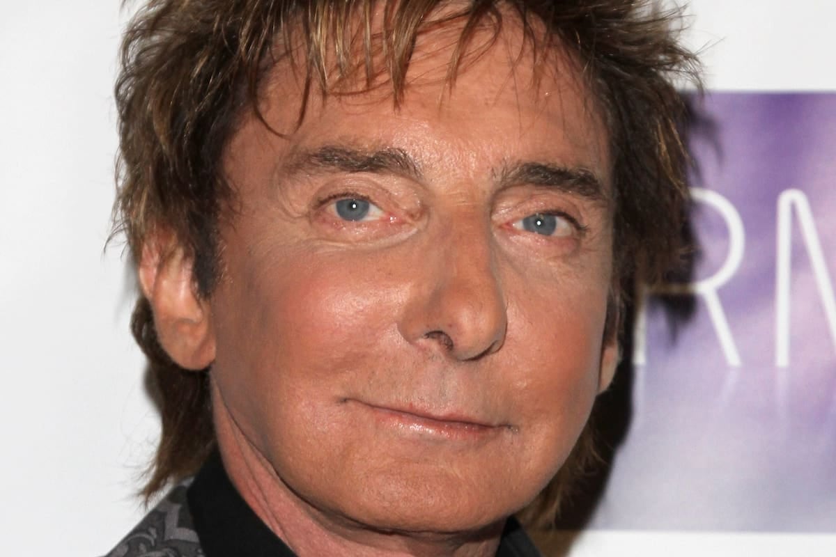 Barry Manilow se bajó del escenario en Las Vegas con dos canciones encima: una bronquitis volvió a frenarlo