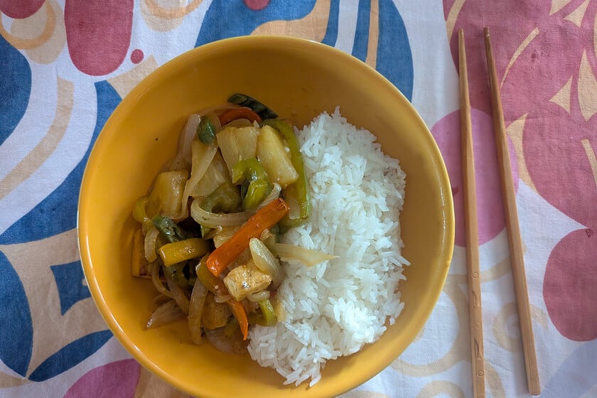 Tofu agridulce con piña: el clásico chino que se reinventa sin perder su identidad
