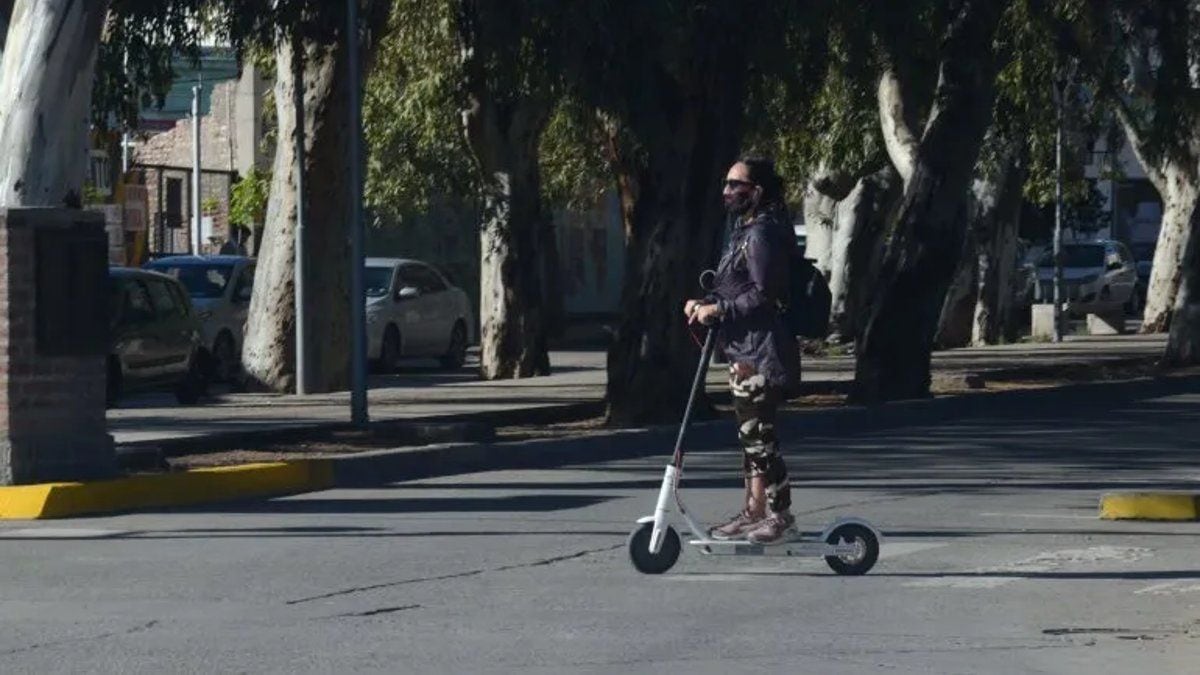 Neuquén suma monopatines eléctricos al paisaje urbano: sin estación, con app y ojo en el GPS