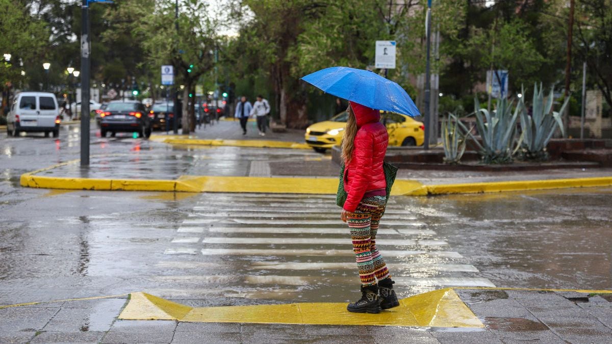 La tarde se cierra con tormenta sobre Neuquén: seis departamentos bajo alerta naranja y un llamado a quedarse en casa