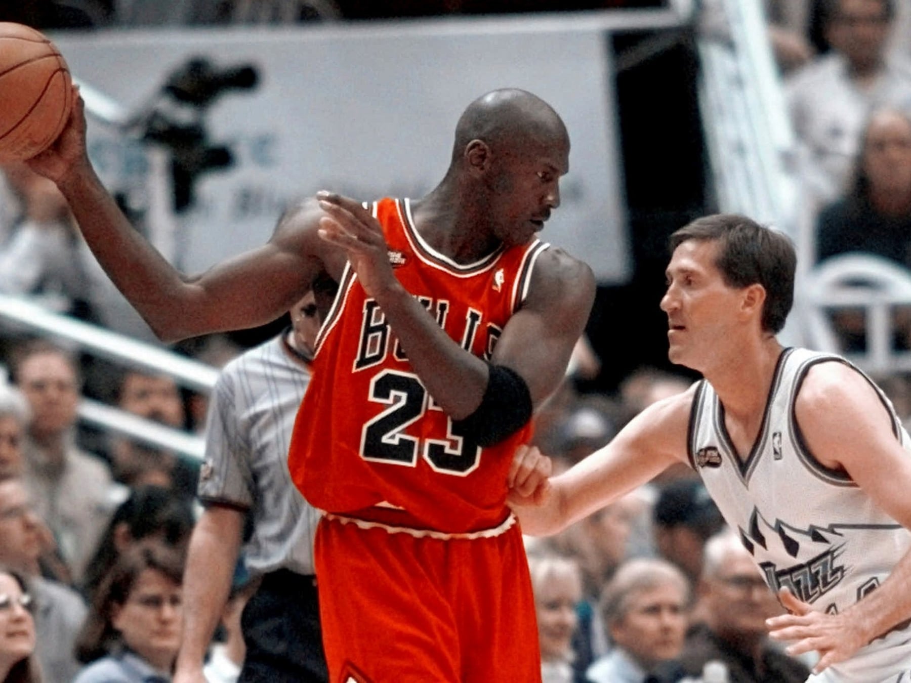 La última camiseta de Jordan con los Bulls rompe la banca: un magnate de Miami se la llevó por 14 millones