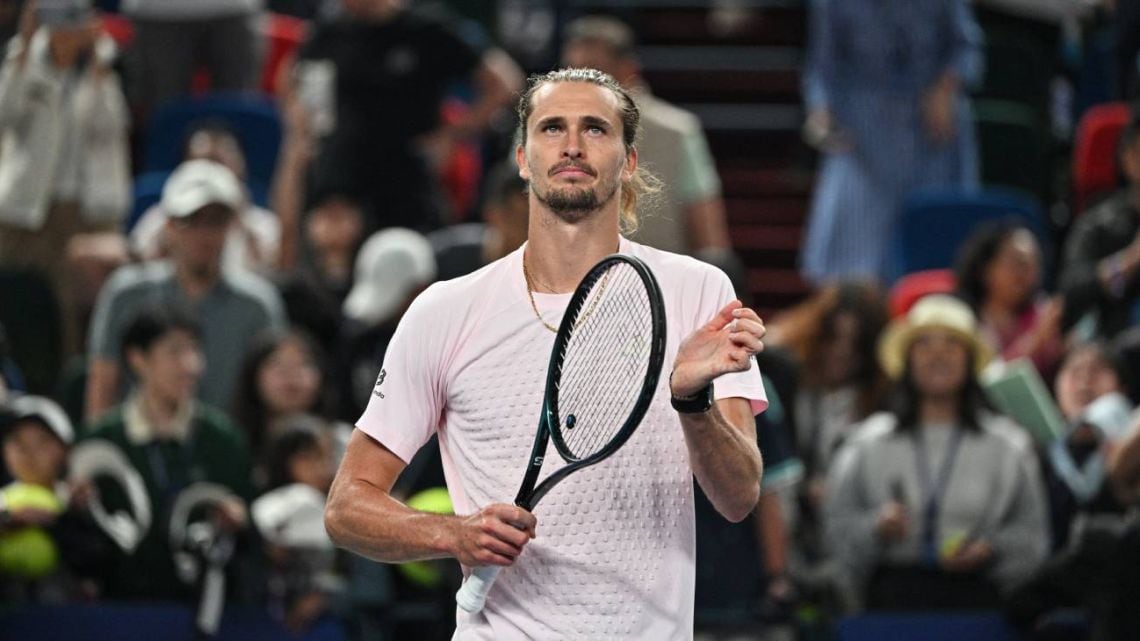 Zverev la peleó contra un Bublik con la frente cubierta de saque y sigue firme en Shanghái