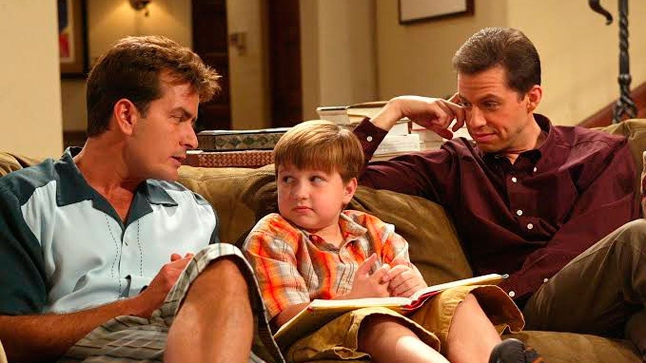 Hugh Grant estuvo a punto de heredar el sillón de Charlie Sheen en "Dos hombres y un debut" que nunca fue