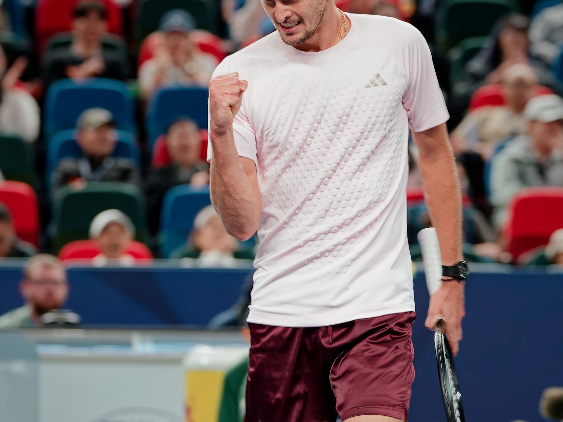 Zverev sigue de racha y ya tiene semis en Shanghái: lo espera un Davidovich Fokina que entró por la puerta de emergencia