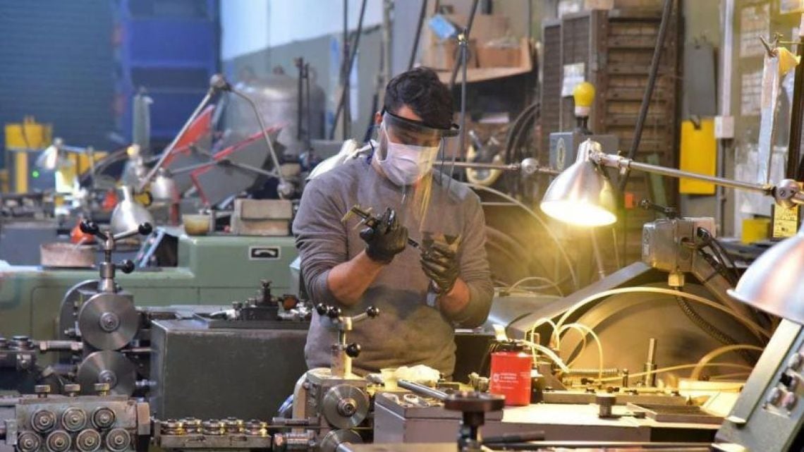 La industria opera con cuatro de cada diez puntos de su capacidad ociosa y el empleo formal se resiente