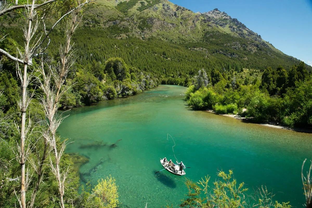 Llega noviembre y Neuquén vuelve a abrir las aguas: arrancó la venta de permisos para pescar en la Patagonia