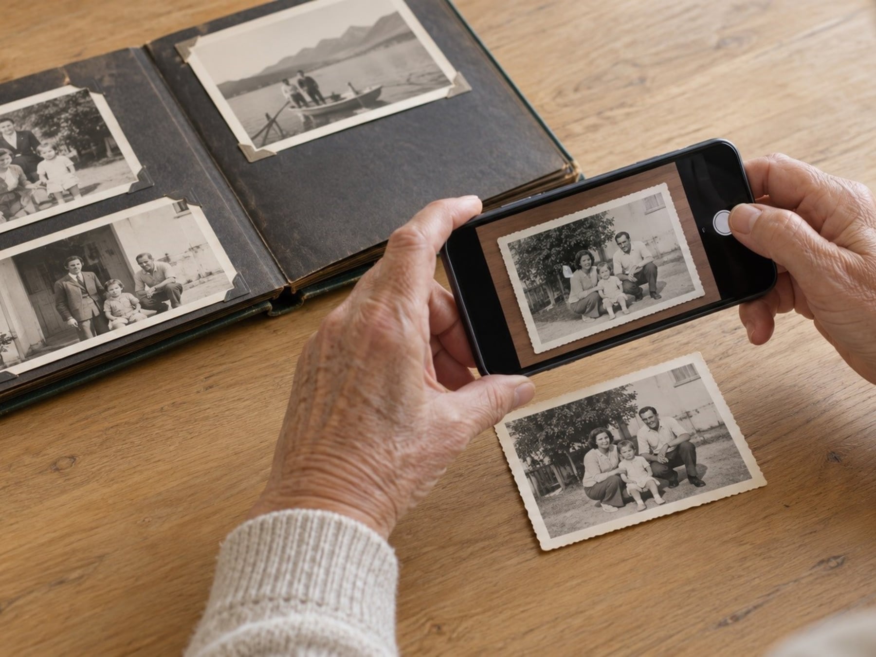 De la caja de zapatos al teléfono: cómo salvar tus fotos antiguas antes de que sea tarde