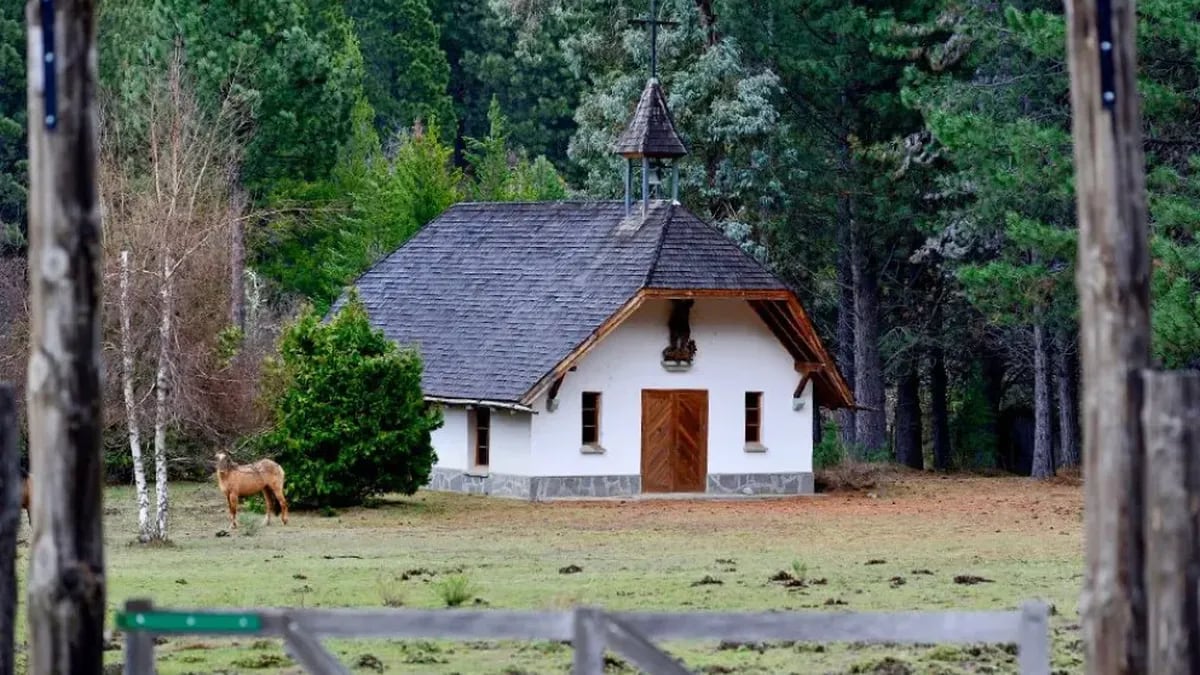 Una capilla con alma alpina se asoma entre las lengas de Meliquina
