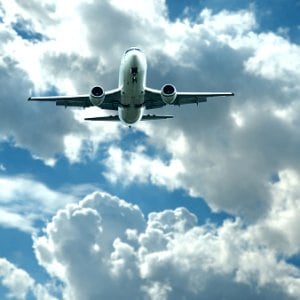 Argentina encabeza la carga impositiva sobre pasajes aéreos en la región, aunque la distancia con 2022 es enorme