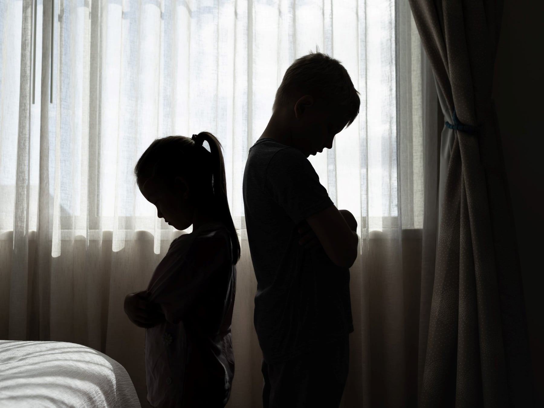 Cuando los hermanos no comparten la misma infancia: por qué los recuerdos de una misma casa pueden ser tan distintos