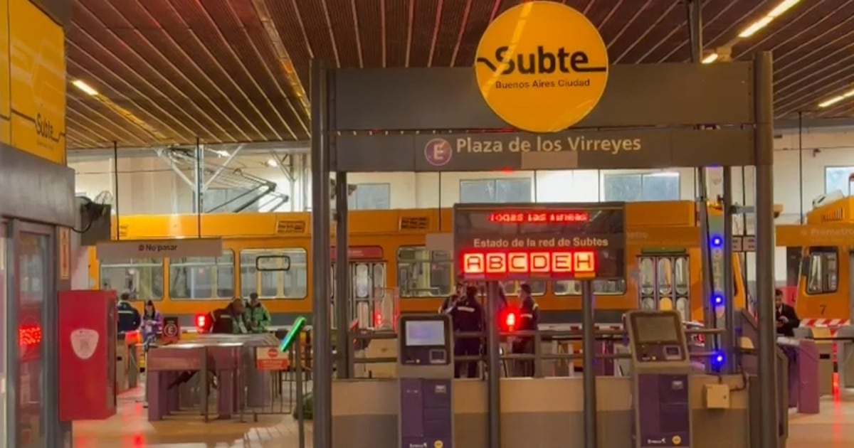 Dos delegados del subte detenidos en medio de una protesta paralizaron el servicio en todas las líneas