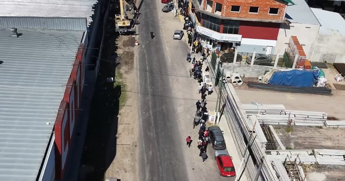 Fila de diez cuadras para cubrir 40 puestos: una postal del mercado laboral en el sur del conurbano