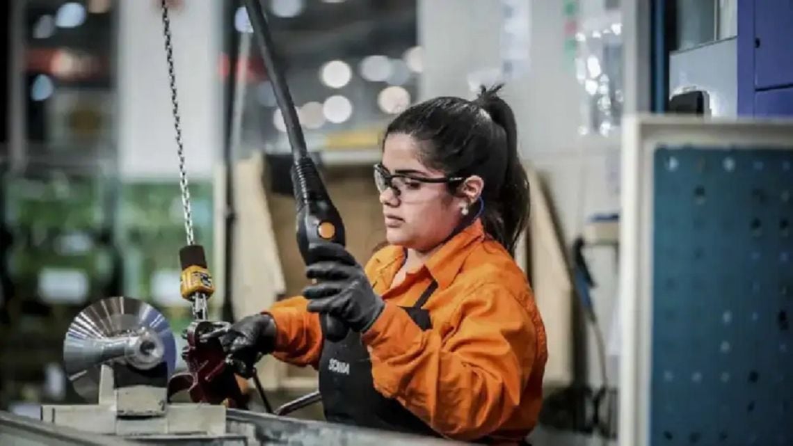 La actividad económica rebotó en agosto y cerró el año en terreno negativo