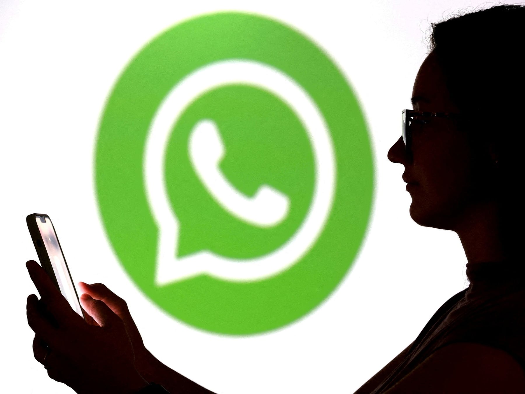 WhatsApp permite expulsar en segundos a un equipo no autorizado