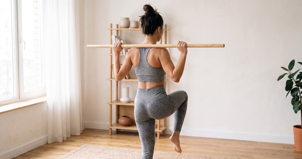 Palo de escoba: tres movimientos para entrenar el core sin salir de casa
