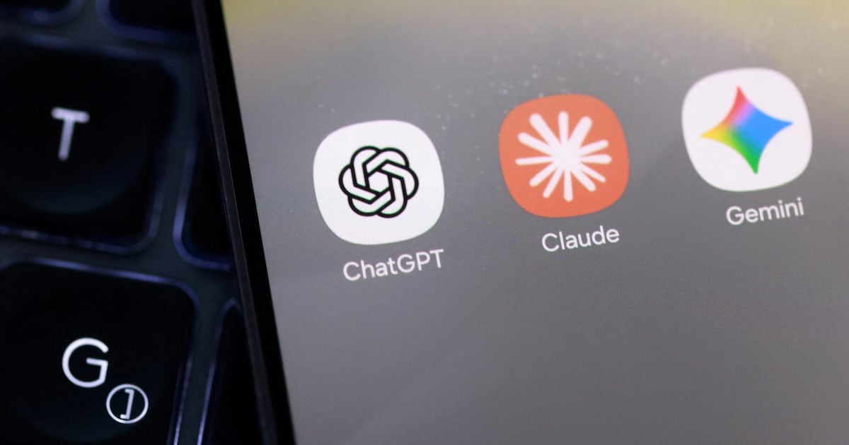 La carrera de los chatbots se achica: ChatGPT sigue al frente, pero ya no tan solo
