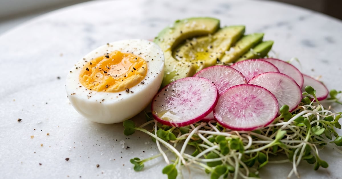 El huevo duro, protagonista de una comida completa: qué acompañamientos aportan más nutrientes
