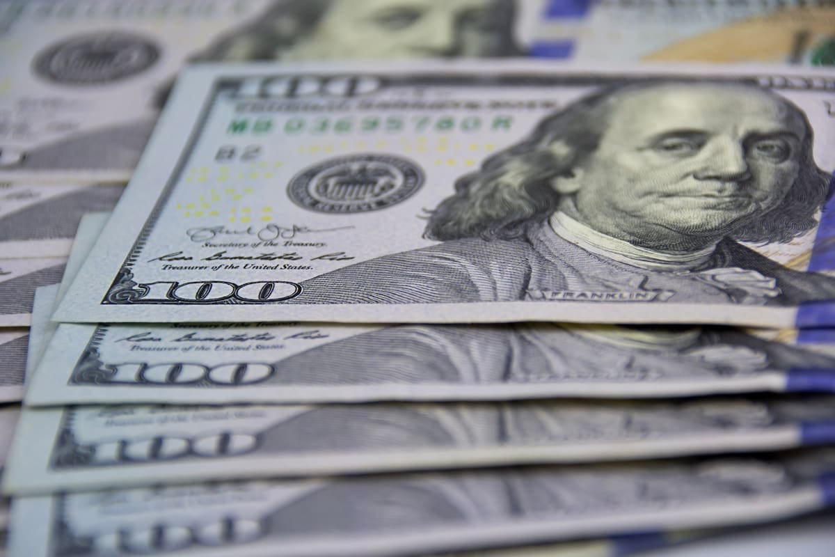 El dólar mantiene sus referencias del viernes, con el blue apenas por encima del oficial