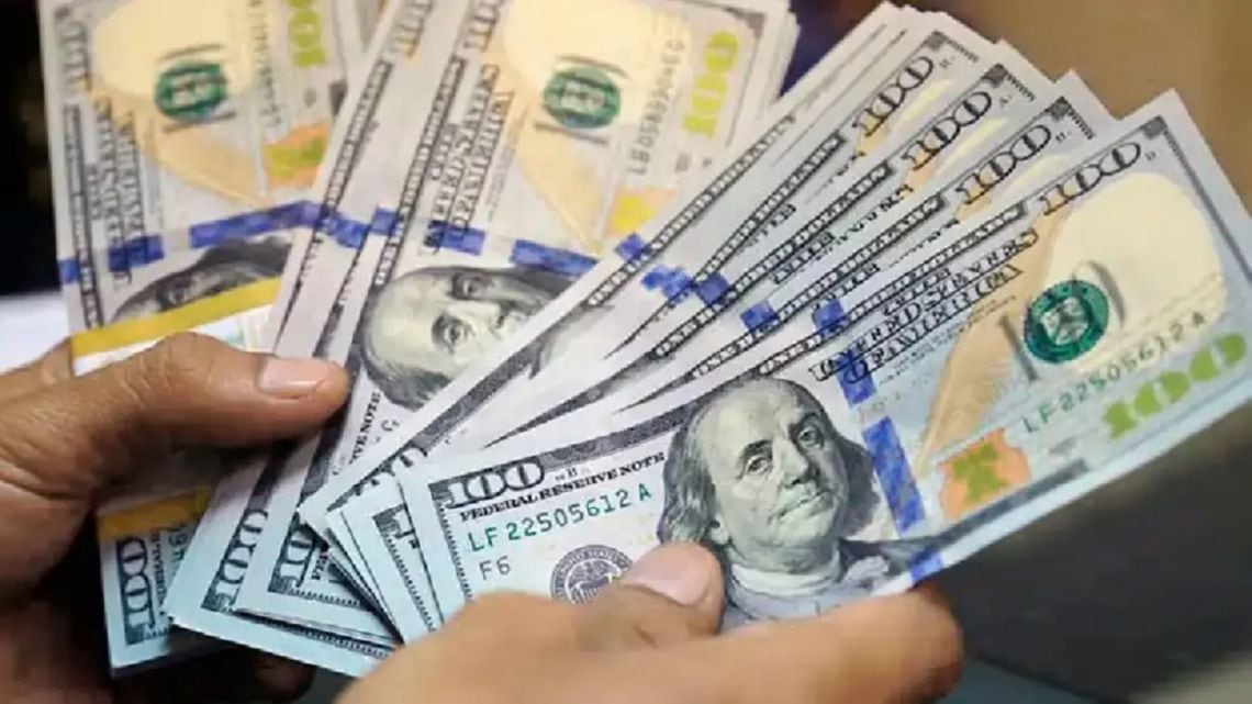 El blue inició la semana en alza y el contado con liquidación terminó por encima de $1.670