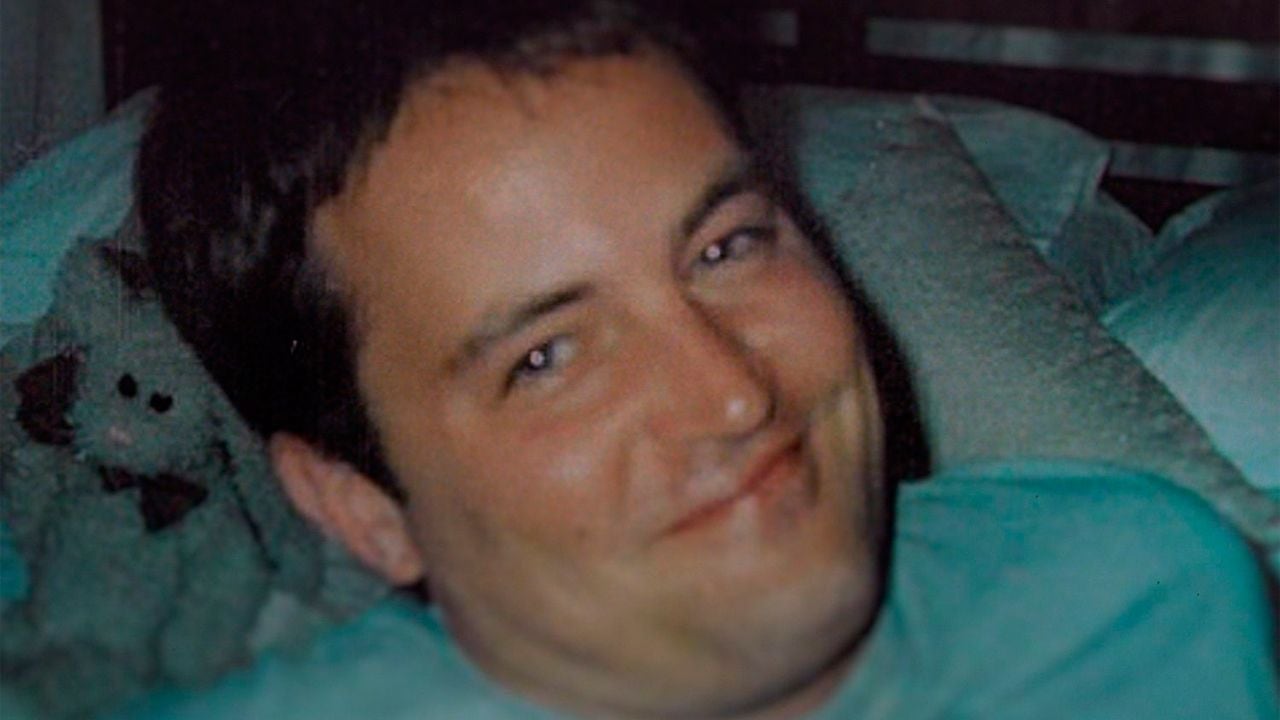 La vida de Matthew Perry, detrás de la fama: Netflix reúne los testimonios de su entorno